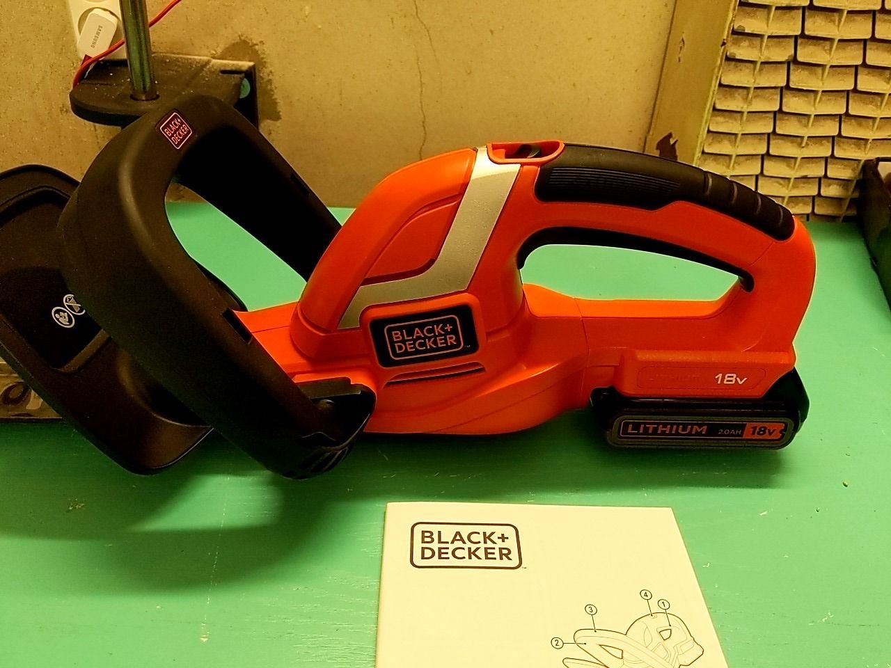 Plotostřih Black + Decker BDHT18